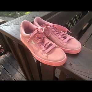 Peach suede pumas